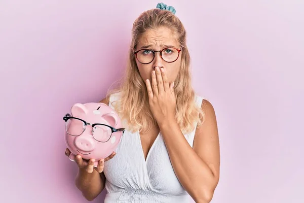 Jong Blond Meisje Met Een Spaarvarken Met Een Bril Haar — Stockfoto