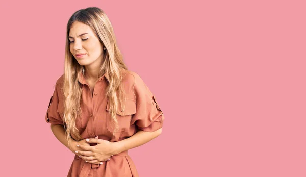 Bella Donna Caucasica Con Capelli Biondi Che Indossa Una Tuta — Foto Stock