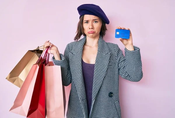 Ung Vacker Kvinna Bär Basker Med Shoppingväskor Och Kreditkort Deprimerad — Stockfoto