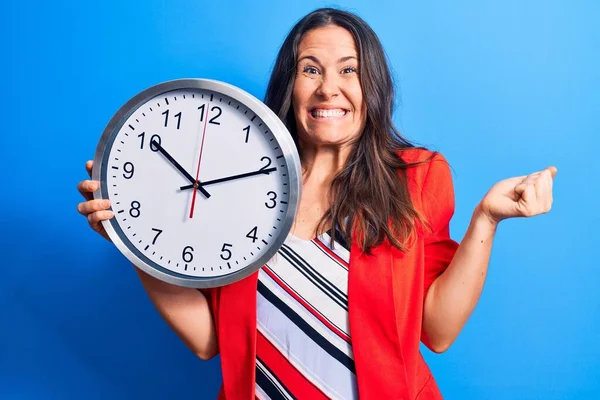 Joven Hermosa Morena Haciendo Cuenta Atrás Sosteniendo Gran Reloj Sobre — Foto de Stock