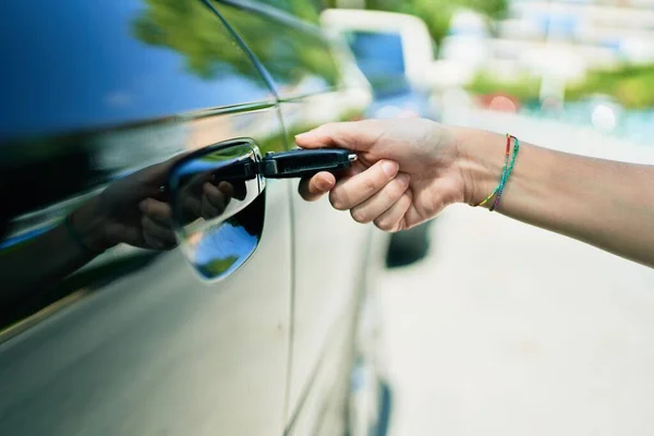 Kaukasierin Öffnet Auto Mit Schlüssel — Stockfoto