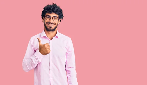 Bello Giovane Uomo Con Capelli Ricci Orso Che Indossa Abiti — Foto Stock