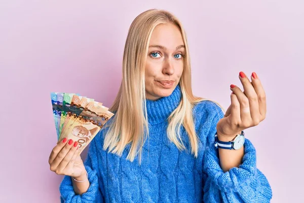 Mladá Blondýna Dívka Drží Kanadské Dolary Dělá Italský Gesto Rukou — Stock fotografie