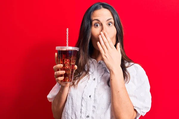 Mulher Morena Bonita Bebendo Bebida Refrescante Cola Usando Palha Sobre — Fotografia de Stock