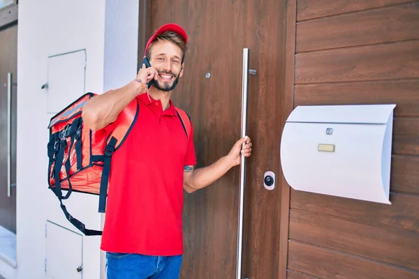 Sian Delivery Man Indossa Uniforme Rossa Zaino Consegna Sorridente Felice — Foto Stock