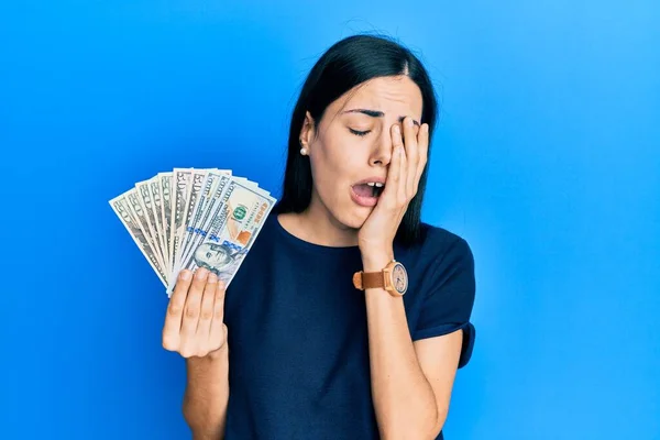 Mooie Jonge Vrouw Die Dollars Vasthoudt Geeuwt Moe Half Gezicht — Stockfoto