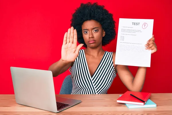 Genç Afrikalı Amerikalı Kadın Sınavda Başarısız Olduğunu Açık Elle Gösteriyor — Stok fotoğraf