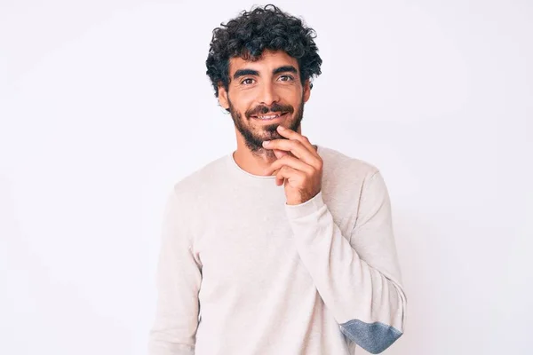 Bonito Jovem Com Cabelo Encaracolado Urso Vestindo Camisola Inverno Casual — Fotografia de Stock