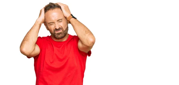 Schöner Mann Mittleren Alters Der Lässig Ein Rotes Shirt Trägt — Stockfoto