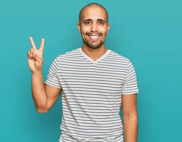 Hispanischer Erwachsener Mann Lässiger Kleidung Zeigt Mit Fingern Nummer Zwei — Stockfoto