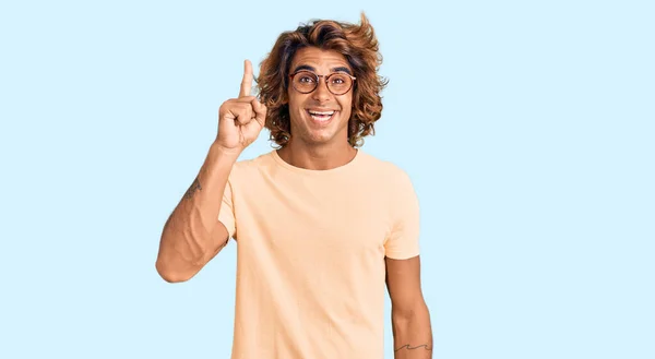 年轻的恐慌性男人穿着休闲装 戴着眼镜 指指点点着手指 这主意很成功 又兴奋又快乐第一大 — 图库照片