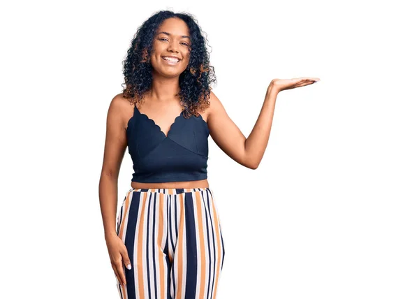 Young African American Woman Wearing Casual Clothes Smiling Cheerful Presenting — Stock Photo, Image