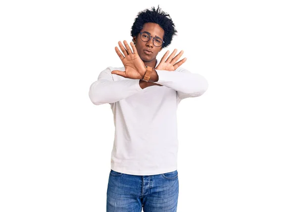 Bello Uomo Afro Americano Con Capelli Afro Indossa Vestiti Casual — Foto Stock