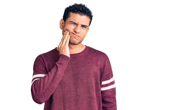 Латиноамериканец Красивый Молодой Человек Повседневной Одежде Трогает Рот Рукой Болезненным — стоковое фото