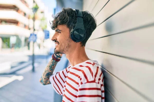 Junger Hispanischer Mann Mit Kopfhörern Lehnt Der Wand Der Straße — Stockfoto