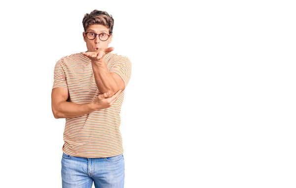 Mladý Pohledný Muž Neformálním Oblečení Brýlích Dívá Kamery Posílá Polibek — Stock fotografie