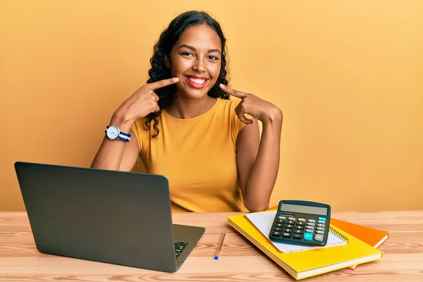 Young African American Girl Working Office Laptop Calculator Smiling Cheerful — Stock Photo, Image