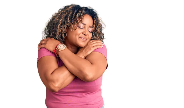 Jovem Afro Americana Size Mulher Vestindo Roupas Casuais Abraçando Feliz — Fotografia de Stock