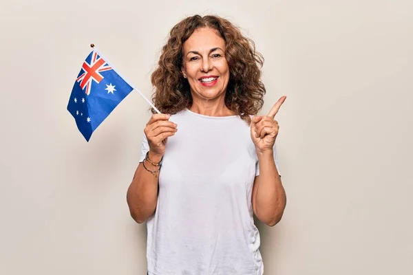 Medelåldern Vacker Patriotisk Kvinna Håller Australier Flagga Över Isolerade Vit — Stockfoto