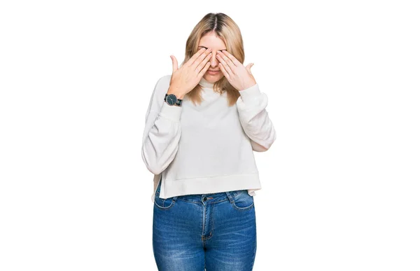 Jonge Blanke Vrouw Draagt Casual Winter Trui Wrijven Ogen Voor — Stockfoto