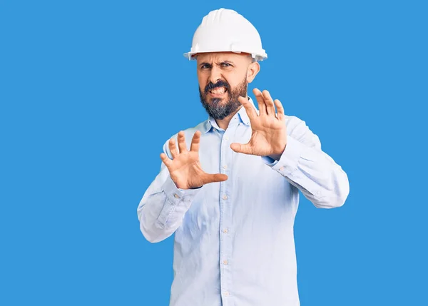 Jovem Homem Bonito Vestindo Arquiteto Hardhat Expressão Repugnante Descontente Temeroso — Fotografia de Stock