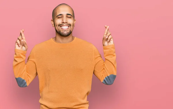 스페인 남성이 스웨터를 손가락을 자르며 웃으며 희망과 있었다 행운과 미신적 — 스톡 사진