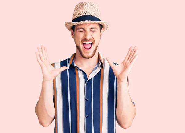 Jovem Caucasiano Bonito Usando Chapéu Verão Comemorando Louco Louco Para — Fotografia de Stock