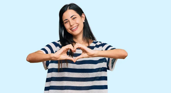 Hermosa Mujer Joven Con Ropa Casual Sonriendo Amor Haciendo Forma —  Fotos de Stock