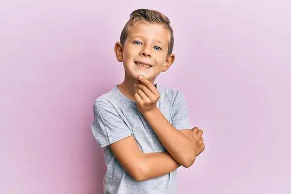 Adorable Niño Caucásico Con Ropa Casual Sonriendo Mirando Con Confianza — Foto de Stock