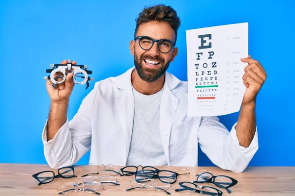 Joven Hombre Hispano Con Gafas Optometría Papel Con Letras Guiñando — Foto de Stock