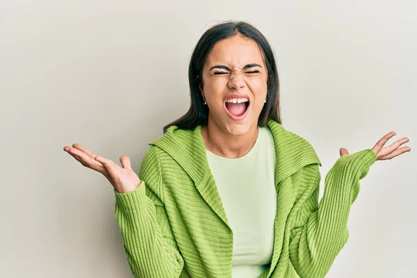 Joven Morena Vestida Con Ropa Casual Celebrando Loca Loca Por — Foto de Stock