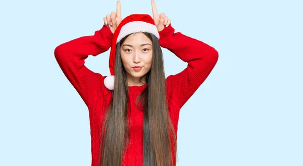 Jeune Femme Chinoise Portant Chapeau Noël Faisant Geste Drôle Avec — Photo