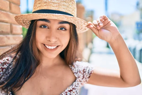 Wanita Latin Muda Pada Liburan Tersenyum Bahagia Berjalan Jalan Kota — Stok Foto