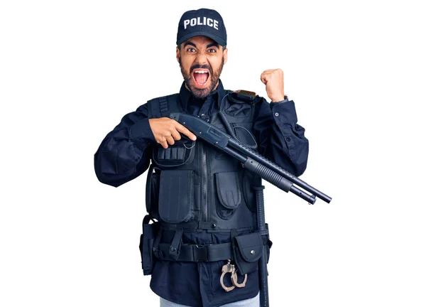 Junger Hispanischer Mann Polizeiuniform Mit Schrotflinte Schreit Stolz Und Feiert — Stockfoto