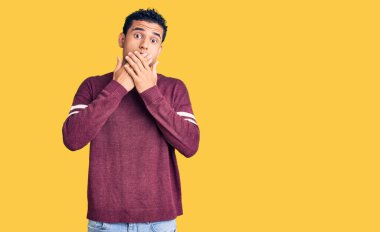 Gündelik kıyafetler giyen İspanyol yakışıklı genç adam yanlışlıkla elleri ile ağzını kapatırken şok oldu. gizli kavram. 