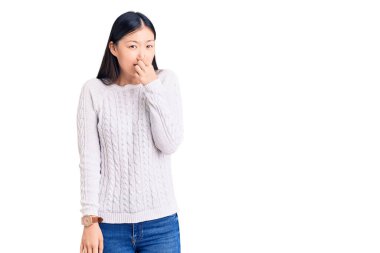 Genç, güzel, Çinli bir kadın sıradan bir kazak giyiyor. Kokuşmuş ve iğrenç bir koku alıyor. Dayanılmaz bir koku. Kötü kokuyor. 