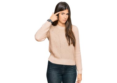 Sıradan bir kazak giyen genç esmer kadın alnına sivilce çıkarmaktan mutsuz, siyah nokta enfeksiyonu kapmış. sivilce ve deri problemi 