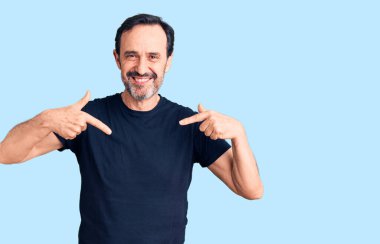 Orta yaşlı yakışıklı, sıradan tişörtler giyen, kendine güvenen, gülümseyen, kendini gururlu ve mutlu gösteren bir adam.. 