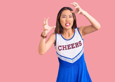 Ponpon kız üniforması giyen genç ve güzel bir kız öfkeyle bağırıyor, elleri boğazlamaya çalışıyor, deli gibi bağırıyor. 