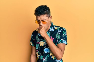 Genç ve yakışıklı Afro-Amerikalı adam yaz stili giyinmiş kendini iyi hissetmiyor ve soğuk algınlığı veya bronşitin belirtisi olarak öksürüyor. sağlık hizmeti kavramı. 