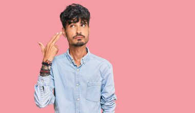 Gündelik giysiler giymiş genç İspanyol bir adam kendini vuruyor ve öldürüyor. Elini ve parmaklarını silah gibi kullanıyor. İntihar jesti.. 