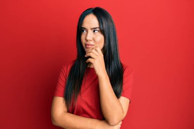 Gündelik kırmızı tişört giyen genç ve güzel İspanyol kız şüphe üzerine yoğunlaşmıştı. Parmakları çenesinde ve yukarı bakıyordu. 