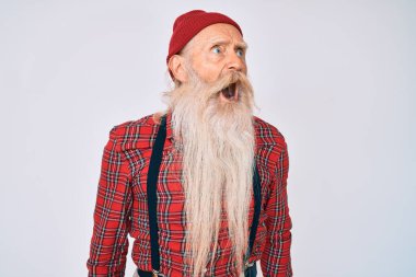 Gri saçlı, uzun sakallı, hippi görünümlü öfkeli, sinirli ve öfkeli sinirli sinirli bir ihtiyar. Öfkeyle bağırıyor. öfke ve agresif konsept. 