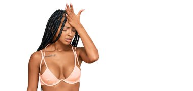 Bikini giyen güzel İspanyol kadın bir hata yüzünden şaşırdı. Hatayı hatırla. Unuttum, kötü hafıza kavramı. 