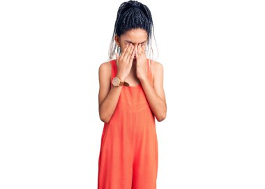 Sevimli Afro-Amerikan kızı günlük kıyafetler giyiyor yorgunluk ve baş ağrısı için gözlerini ovuşturuyor, uykulu ve yorgun bir ifade takınıyor. görme sorunu 