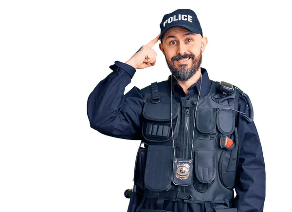 Polis Üniforması Giyen Genç Yakışıklı Adam Gülümseyerek Tek Parmağıyla Kafasını — Stok fotoğraf