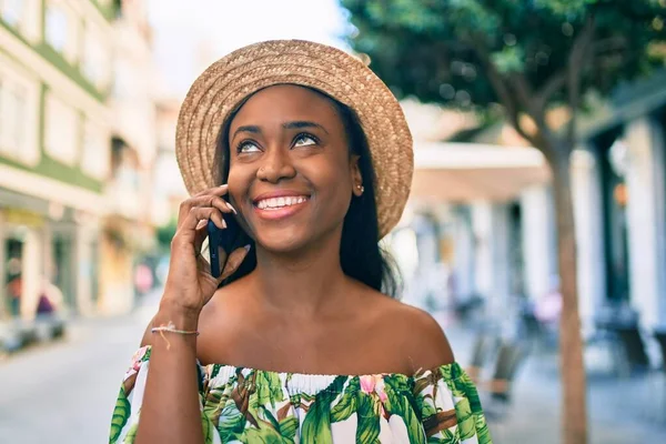 Jonge Afrikaanse Amerikaanse Toeristische Vrouw Vakantie Glimlachend Gelukkig Praten Smartphone — Stockfoto