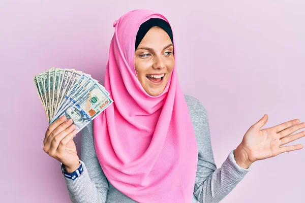 Jonge Kaukasische Vrouw Draagt Islamitische Hijab Met Dollars Bankbiljetten Vieren — Stockfoto