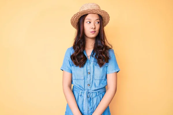 Jong Mooi Chinees Meisje Dragen Zomer Hoed Glimlachen Kijken Naar — Stockfoto