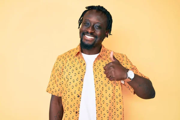 Joven Hombre Afroamericano Con Trenzas Que Usan Ropa Casual Haciendo —  Fotos de Stock